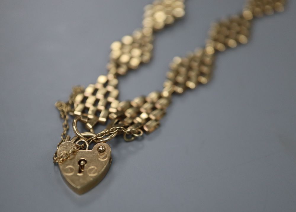 A 9ct yellow gold flexible link bracelet with padlock clasp, 5 grams.